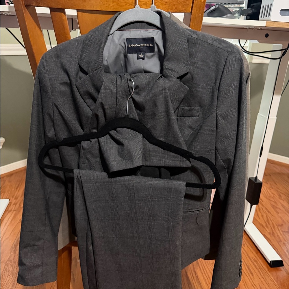 Banana Republic Women’s Charcoal Gray Suit Jacket Mid length skirt & Pants